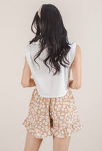 Load image into Gallery viewer, Daisy print ruffle shorts
